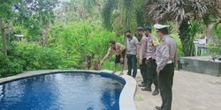 Kakak Asyik Main Tiktok Adik Terpeleset Dan Meninggal Di Kolam Renang Merdeka Com