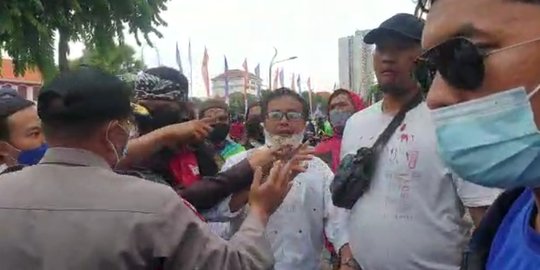 Dipicu Pencabutan Spanduk, Aksi Penolakan Rizieq di Surabaya Berakhir Bentrok