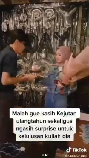 viral wnaita berikan kado dan kejutan untuk mantan