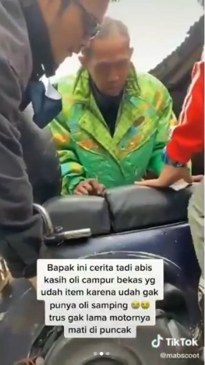 kisah sedih bapak tua motornya mogok