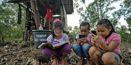 Hari Guru dan Cerita Pendidik Sulit Mengajar Virtual di Tengah Pandemi Covid-19