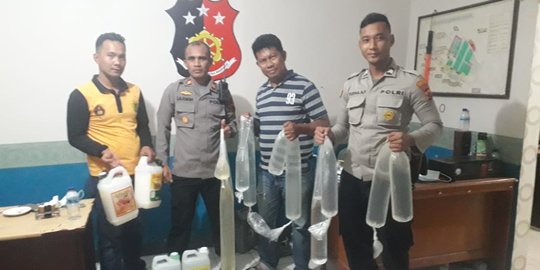 Razia Penumpang Kapal di Papua, Polisi Amankan 185 Liter Miras Sopi