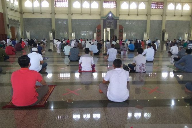 jemaah salat jumat di masjid agung batam centre hikmat menjalankan ibadah