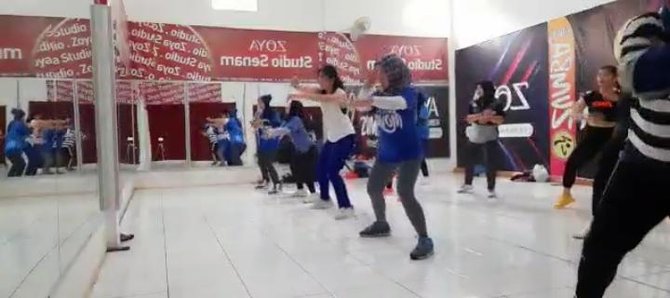 terdampak pandemi instruktur zumba bertahan dengan adakan kelas online dan jual apd