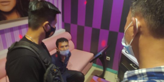 Potret Istri Cium Kaki Suami yang Habisi Selingkuhannya di Tempat Karaoke