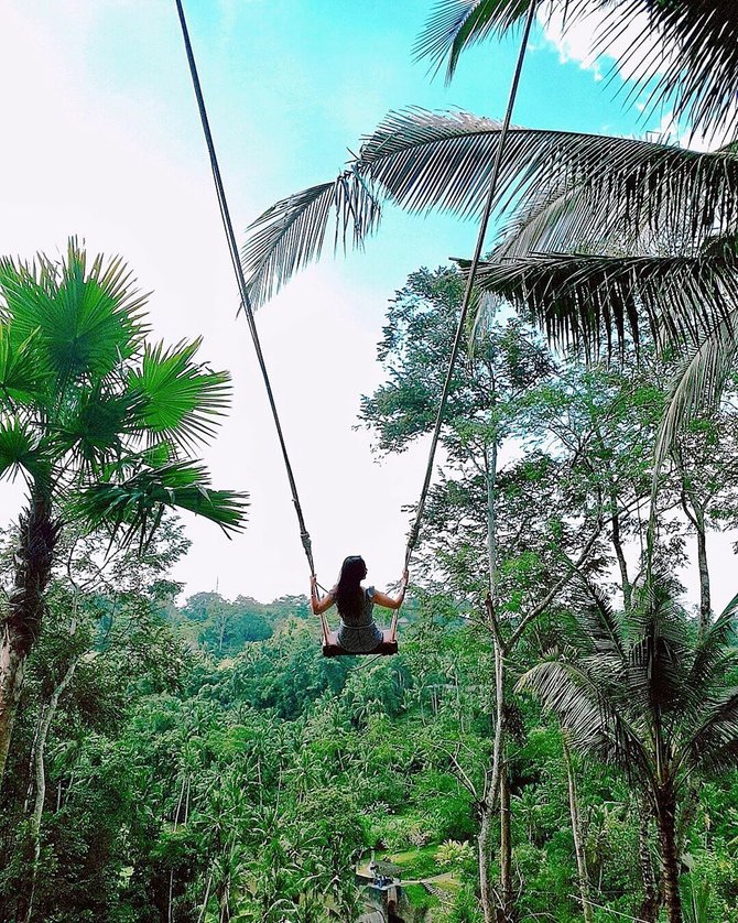 ayunan di tengah hutan di ubud bali