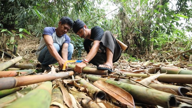 pengrajin gelas bambu