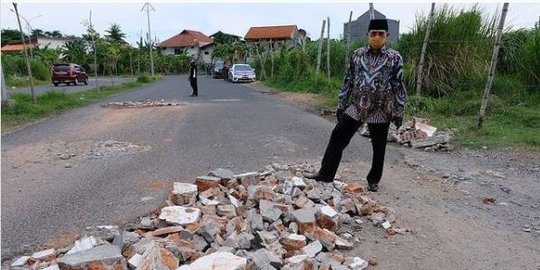 Jalan Berlubang di Sidoarjo Malah Diuruk Tembok Reruntuhan Bangunan, Begini Faktanya