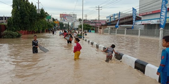 Banjir di Kota Tebing Tinggi Meluas, Jalan Sudirman Tak Bisa Dilalui Kendaraan