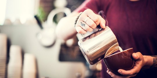 Bangkitkan Perekonomian Kendal, Pasangan Tino-Mustamsikin Gelar Pelatihan Barista