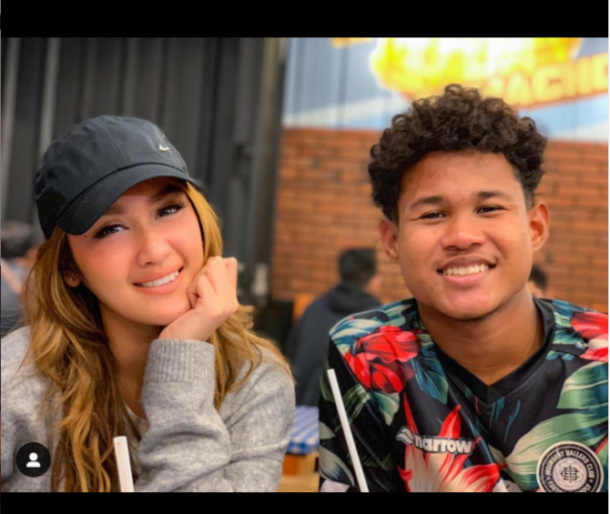 presenter cantik semangati pesepakbola bagus kahfi