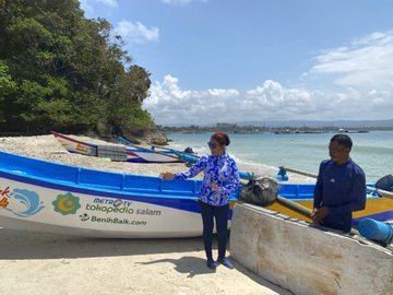 susi pudjiastuti beri dua kapal ke nelayan styrofoam