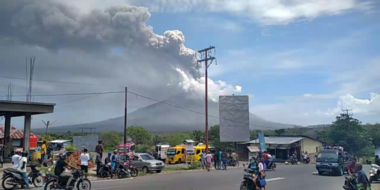 Minggu Pagi, Gunung Ili Lewotolok NTT Erupsi & Tinggi Kolom Abu 4.000 Meter