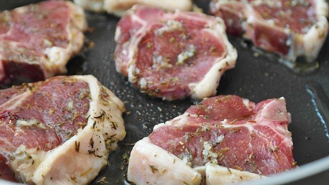 mencicipi namalum malum lezatnya olahan daging khas batak yang dicampur tepung beras
