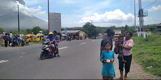 Warga Dua Kecamatan di Kaki Gunung Ile Ape Mengungsi Ke Kota Lewoleba