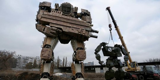 Melihat Perakitan Robot dari Limbah Logam dan Mobil di Ukraina