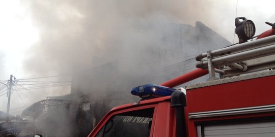 21 Unit Mobil Damkar Padamkan Kebakaran di Petamburan