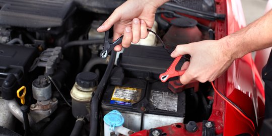 Cara Memperbaiki Aki Kering Yang Mudah Dilakukan Perhatikan Perawatannya Merdeka Com