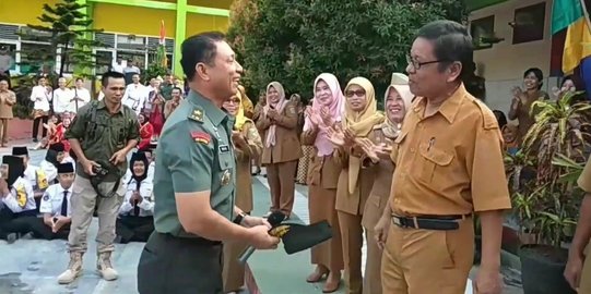 Momen Jenderal TNI Bertemu Guru Sekolahnya, Sampai Cium Tangan dan Hormat