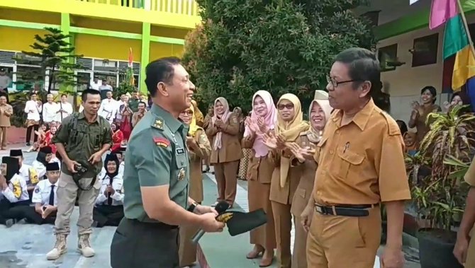 momen jenderal tni bertemu guru sekolahnya