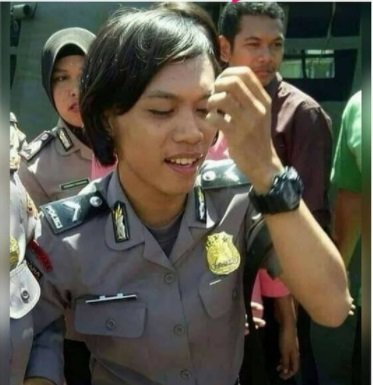 nyamar jadi polwan transpuan nekat ini tertangkap alasannya bikin geleng geleng