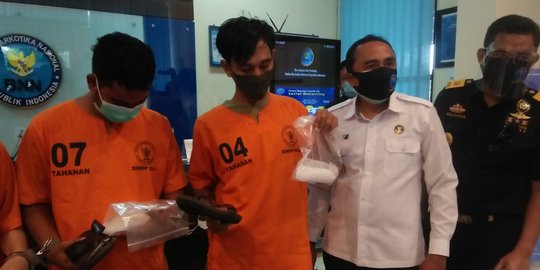 Berjalan Pincang, Seorang Penumpang Pesawat ternyata Sembunyikan Sabu di Sandal