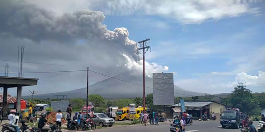 4.628 Warga Melakukan Evakuasi Usai Gunung Ile Lewotolok NTT Erupsi