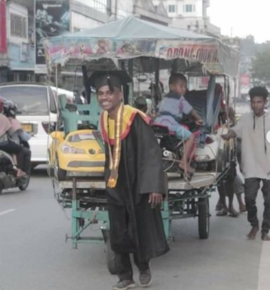 tak gengsi jadi abang odong odong demi biaya kuliah pemuda ini akhirnya wisuda