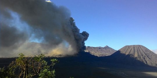 Gunung Semeru Meletus, Menyemburkan Awan Panas Hingga 3.000 Meter