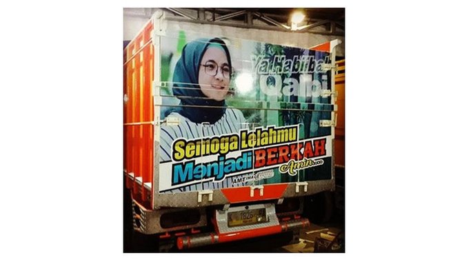 artis nampang di belakang truk