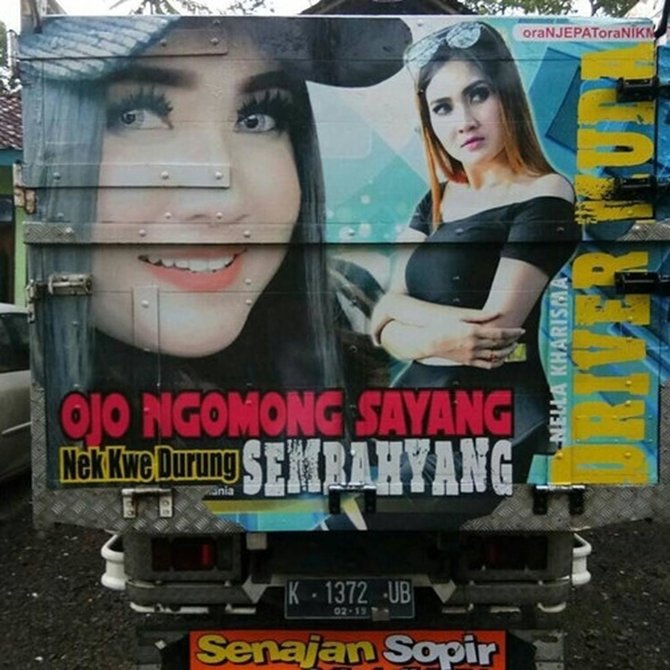 artis nampang di belakang truk