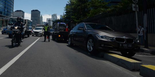 Tersangkut Separator, Sedan BMW Bikin Macet MH Thamrin