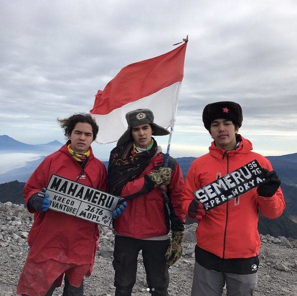 artis naik gueung semeru