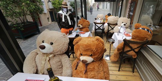 Lockdown, Boneka Beruang Jadi Pengunjung Restoran di Prancis