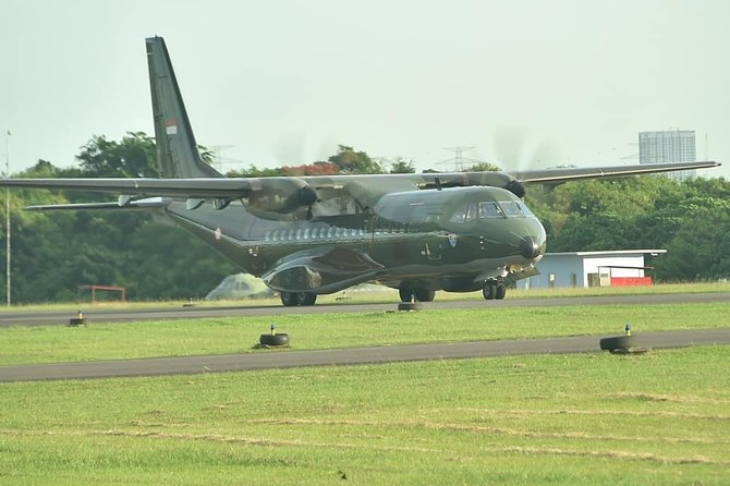 potret pesawat tni au bawa pasukan khusus buru kelompok mit