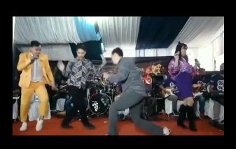 viral 2 pemuda joged dangdut di atas panggung bikin ngakak