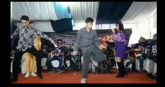 viral 2 pemuda joged dangdut di atas panggung bikin ngakak