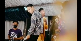 viral 2 pemuda joged dangdut di atas panggung bikin ngakak