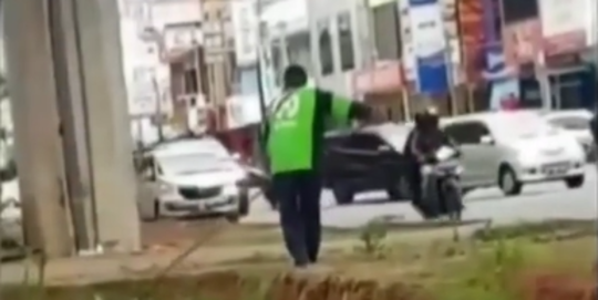 Viral Driver Ojol Ini Bersihkan Got karena Sepi Orderan, Tuai Pujian Netizen