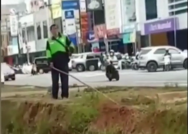 kisah ojol bersihkan got