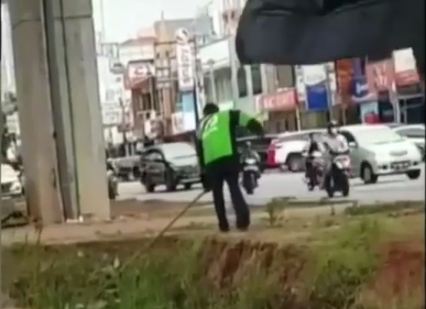 kisah ojol bersihkan got