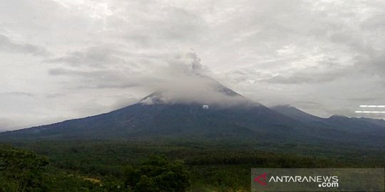 Gunung Semeru Terus Luncurkan Awan Panas