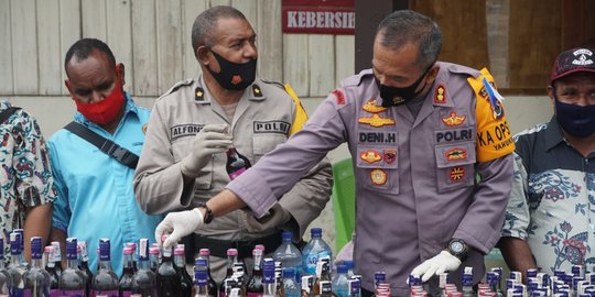 591 Botol Miras Hasil Operasi di Yahukimo Papua Dimusnahkan
