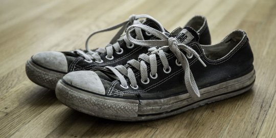 5 Cara Membersihkan Sepatu Dengan Mudah Dan Efektif Bedakan Jenis Bahannya Merdeka Com
