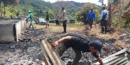 Polisi Bersihkan Puing Rumah Warga yang Dibakar Kelompok MIT