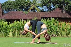 7 gerakan yoga terbaik untuk pasangan ketahui manfaatnya