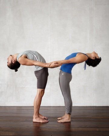 7 gerakan yoga terbaik untuk pasangan ketahui manfaatnya