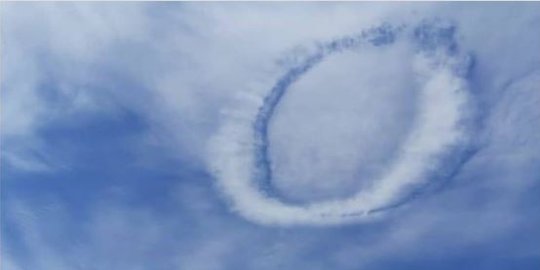 Viral Awan Berbentuk Cincin di Langit Kediri, Begini Fakta di Baliknya
