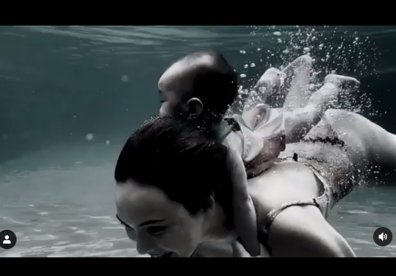 dinyinyirin unggah video berenang ajak anak