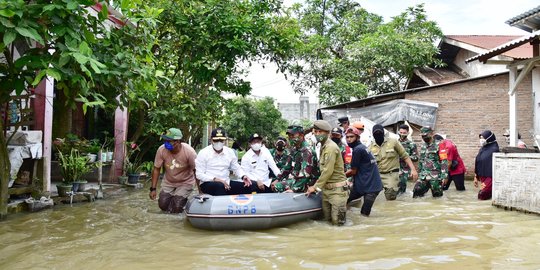 Tinjau Daerah Terdampak Banjir di Serdang Bedagai, Gubernur Sumut Berikan Bantuan Ini